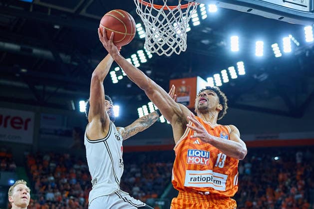 Zweikampf, Duell zwischen Ibrahim Watson (BMA365 Bamberg Baskets, 02) und Mark Smith (ratiopharm ulm, 13) GER, ratiopharm ulm vs. Bamberg Baskets, Basketball, Playoffs, Viertelfinale, 3. Spiel, EasyCredit BBL, Spielzeit 2025 2026, 23.05.2026 GER, ratiopharm ulm vs. Bamberg Baskets, Basketball, Playoffs, Viertelfinale, 3. Spiel, EasyCredit BBL, Spielzeit 2025 2026, 23.05.2026 Neu-Ulm Copyright: xEibner-Pressefoto GeraldxOelze-dexStoppanyx EP_ODS