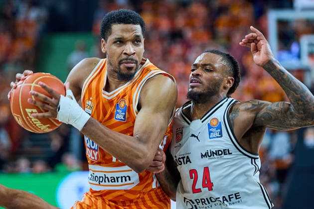 Zweikampf, Duell zwischen Justin Simon (ratiopharm ulm, 15) und Cobe Williams (BMA365 Bamberg Baskets, 24) GER, ratiopharm ulm vs. Bamberg Baskets, Basketball, Playoffs, Viertelfinale, 3. Spiel, EasyCredit BBL, Spielzeit 2025 2026, 23.05.2026 GER, ratiopharm ulm vs. Bamberg Baskets, Basketball, Playoffs, Viertelfinale, 3. Spiel, EasyCredit BBL, Spielzeit 2025 2026, 23.05.2026 Neu-Ulm Copyright: xEibner-Pressefoto GeraldxOelze-dexStoppanyx EP_ODS
