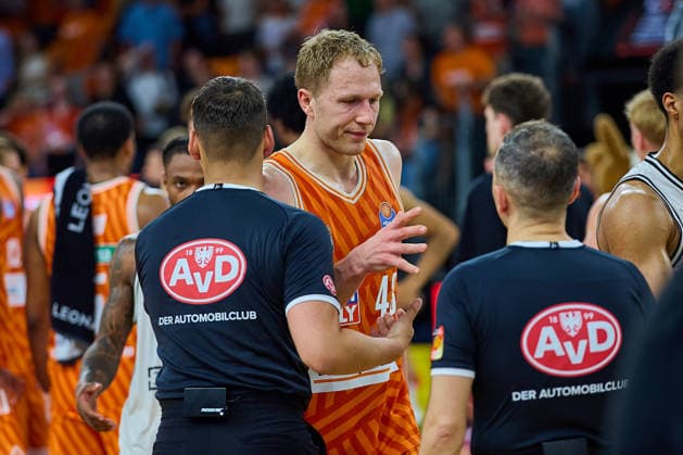 Christian Sengfelder (ratiopharm ulm, 43) niedergeschlagen GER, ratiopharm ulm vs. Bamberg Baskets, Basketball, Playoffs, Viertelfinale, 3. Spiel, EasyCredit BBL, Spielzeit 2025 2026, 23.05.2026 GER, ratiopharm ulm vs. Bamberg Baskets, Basketball, Playoffs, Viertelfinale, 3. Spiel, EasyCredit BBL, Spielzeit 2025 2026, 23.05.2026 Neu-Ulm Copyright: xEibner-Pressefoto GeraldxOelze-dexStoppanyx EP_ODS