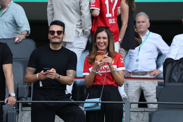23.05.26 DFB-Pokal Finale 2026 FC Bayern München - VfB Stuttgart Deutschland, Berlin, 23.05.2026, Fussball, Saison 2025 2026, DFB-Pokal Finale 2026 Berlin, FC Bayern München - VfB Stuttgart: Sänger Giovanni Zarrella, links, mit seiner Frau Jana Ina, rechts, auf der tribüne im Olympiastadion.