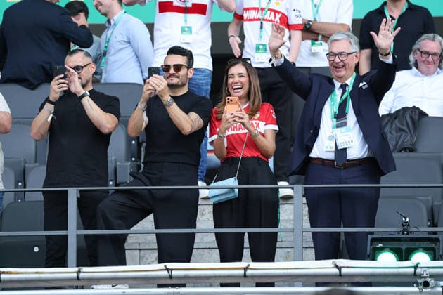 23.05.26 DFB-Pokal Finale 2026 FC Bayern München - VfB Stuttgart Deutschland, Berlin, 23.05.2026, Fussball, Saison 2025 2026, DFB-Pokal Finale 2026 Berlin, FC Bayern München - VfB Stuttgart: Sänger Giovanni Zarrella, 2. von links, mit seiner Frau Jana Ina, rechts, ganz rechts Dietmar Allgaier, VfB Präsident auf der Tribüne im Olympiastadion.