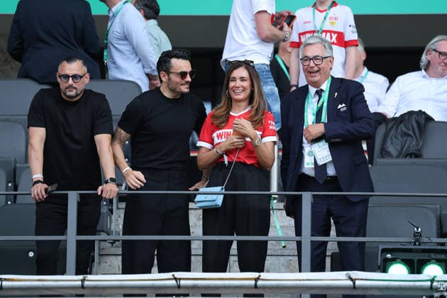 23.05.26 DFB-Pokal Finale 2026 FC Bayern München - VfB Stuttgart Deutschland, Berlin, 23.05.2026, Fussball, Saison 2025 2026, DFB-Pokal Finale 2026 Berlin, FC Bayern München - VfB Stuttgart: Sänger Giovanni Zarrella, 2. von links, mit seiner Frau Jana Ina, rechts, rechts daneben, VfB Präsident Dietmar Allgaier auf der Tribüne im Olympiastadion.