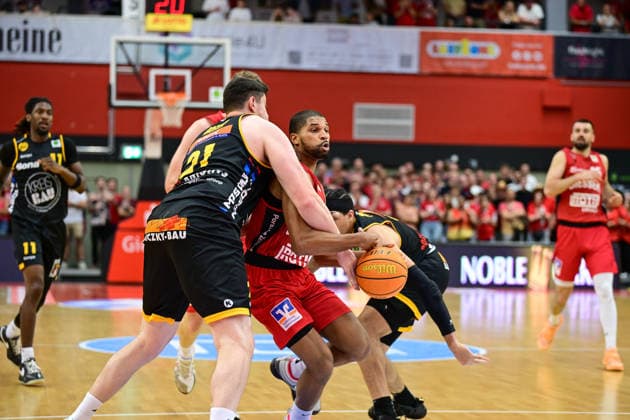 Nicolas Bretzel, Kyle Castlin 2.Bundesliga Pro A, Play Off, Halbfinale 2. Spiel, 46ers, Basketball, Basketball Saison 2025 2026, BBL, Deutschland, Gießen 46ers Bozic Estriche Knights Kirchheim, Gießen in rot, Herren, Kirchheim schwarz