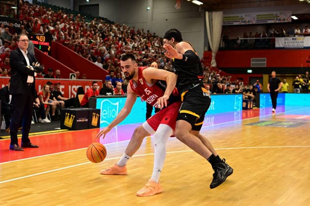 Viktor Kovacevic, Tylan Pope 2.Bundesliga Pro A, Play Off, Halbfinale 2. Spiel, 46ers, Basketball, Basketball Saison 2025 2026, BBL, Deutschland, Gießen 46ers Bozic Estriche Knights Kirchheim, Gießen in rot, Herren, Kirchheim schwarz