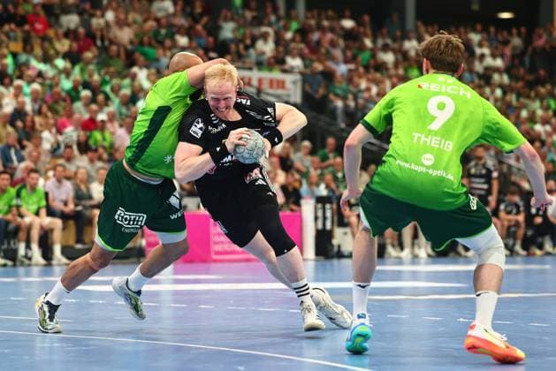 Sebastian Firnhaber (HC Erlangen, 18) im Zweikampf mit David Cyrill Akakpo (HSG Wetzlar, 20) GER, HSG Wetzlar vs HC Erlangen, Handball, 1. Bundesliga, 32. Spieltag, Spielzeit 2025 2026, 23.05.2026 GER, HSG Wetzlar vs HC Erlangen, Handball, 1. Bundesliga, 32. Spieltag, Spielzeit 2025 2026, 23.05.2026 Wetzlar Copyright: xEibner-Pressefoto RenexWeissx EP_RWS