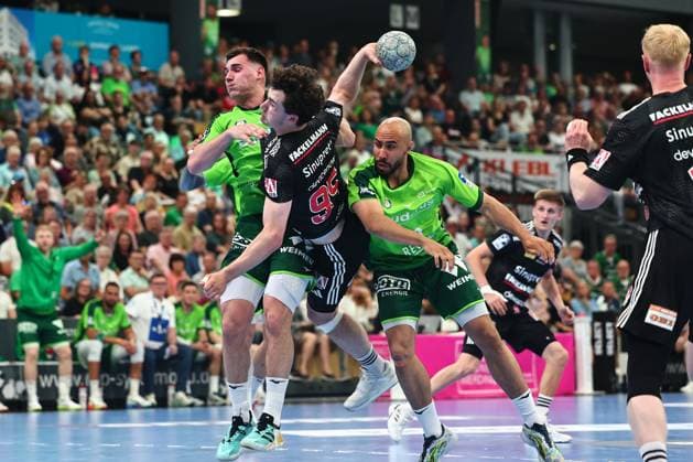 Torwurf von Lucca Bialowas (HC Erlangen, 95) im Zweikampf mit Josip Simic (HSG Wetzlar, 10, links) und David Cyrill Akakpo (HSG Wetzlar, 20) GER, HSG Wetzlar vs HC Erlangen, Handball, 1. Bundesliga, 32. Spieltag, Spielzeit 2025 2026, 23.05.2026 GER, HSG Wetzlar vs HC Erlangen, Handball, 1. Bundesliga, 32. Spieltag, Spielzeit 2025 2026, 23.05.2026 Wetzlar Copyright: xEibner-Pressefoto RenexWeissx EP_RWS