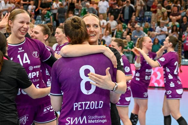 Miriam Hirsch (TuS Metzingen, Trainerin) und Ida Petzold (TuS Metzingen, 08) bejubeln den Sieg in Oldenburg VfL Oldenburg vs. TuS Metzingen, ALSCO Handball Bundesliga Frauen, Playoffs, 6. Spieltag, Saison 2025 2026, 23.05.2026, VfL Oldenburg vs. TuS Metzingen, ALSCO Handball Bundesliga Frauen, Playoffs, 6. Spieltag, Saison 2025 2026, 23.05.2026 Oldenburg Copyright: xEibner-Pressefoto RobertxGertzenx EP_RGN