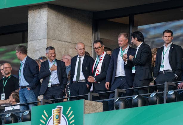 Fußball, Herren, Saison 2025 2026, 83. DFB-Pokal-Finale, FC Bayern München - VfB Stuttgart, v.l. Präsident Herbert Hainer (Bayern München), DFB-Präsident Bernd Neuendorf, Ministerpräsident von Baden-Württemberg Cem Özdemir, Vorstand Fabian Wohlgemuth (Stuttgart) auf der Tribüne, 23.05. 2026, Copyright: xMatthiasxKochx