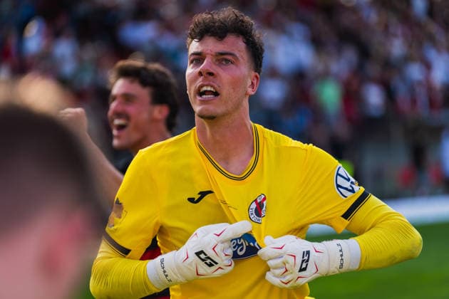 Arne Schulz (Viktoria Köln, 27) deutet auf das vereinslogo Fortuna Köln vs. FC Viktoria Köln, Fussball, Landespokal Mittelrhein 2025 26, Finale, Saison 2025 26, 23.05.2026, Fortuna Köln vs. FC Viktoria Köln, Fussball, Landespokal Mittelrhein, Finale, Saison 2025 26, 23.05.2026 Köln Copyright: xEibner-Pressefoto LukasxBaldygax EP_LBA