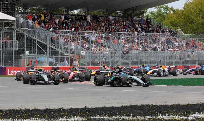23.05.2026, Circuit Gilles-Villeneuve, Montreal, FORMULA 1 LENOVO GRAND PRIX DU CANADA 2026 , im Bild Rennstart:, George Russell (GBR), Mercedes-AMG Petronas Formula One Team, Andrea Kimi Antonelli (ITA), Lando Norris (GBR), McLaren Mastercard F1 Team, Lewis Hamilton (GBR), Scuderia Ferrari HP, Charles Leclerc (MCO), Oscar Piastri (AUS) (Photo by Mark Urquhart Hasan Bratic DeFodi Images) -