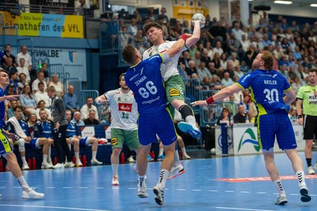 Štěpan Zeman, Kreislaeufer, (VfL Gummersbach 66), Philipp Vorlicek, Rueckraum, (TSV GWD Minden 22), Tom Kiesler, Rueckraum, (VfL Gummersbach 30), VfL Gummersbach vs. TSV GWD Minden, Daikin Handball Bundesliga, Herren , 30. Spieltag, 23.05.2026 Gummersbach NRW Deutschland