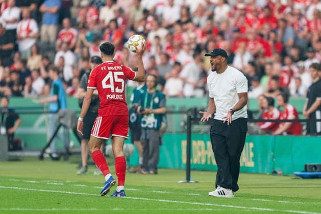 Vincent Kompany (FC Bayern Muenchen, Trainer) sauer, Aleksandar Pavlovic (FC Bayern Muenchen, 45) beim Einwurf, GER, FC Bayern Muenchen vs. VfB Stuttgart, Fussball, Herren, DFB-Pokal, Finale, Spielzeit 2025 2026, 23.05.2026 DFL REGULATIONS PROHIBIT ANY USE OF PHOTOGRAPHS AS IMAGE SEQUENCES AND OR QUASI-VIDEO GER, FC Bayern Muenchen vs. VfB Stuttgart, Fussball, Herren, DFB-Pokal, Finale, Spielzeit 2025 2026, 23.05.2026 Berlin Copyright: xEibner-Pressefoto MaxxVincenx EP_MVN