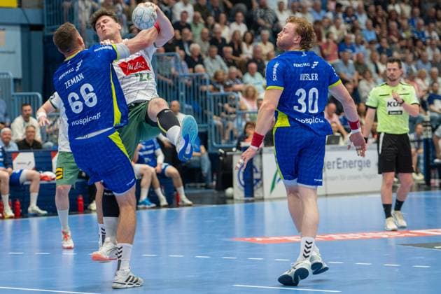 Štěpan Zeman, Kreislaeufer, (VfL Gummersbach 66), Philipp Vorlicek, Rueckraum, (TSV GWD Minden 22), Tom Kiesler, Rueckraum, (VfL Gummersbach 30), VfL Gummersbach vs. TSV GWD Minden, Daikin Handball Bundesliga, Herren , 30. Spieltag, 23.05.2026 Gummersbach NRW Deutschland