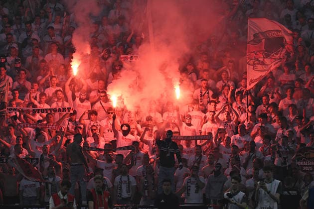 23.05.2026, xsltx, Fussball DFB Pokal Finale, FC Bayern München - VfB Stuttgart v.l. Fans, Stimmung, Schals, Fahnen, Besucher, Commando Cannstatt, Ultras VfB Stuttgart zuenden Pyrotechnik, Benglos, Rauch, Nebel, Feuerwerk (DFL DFB REGULATIONS PROHIBIT ANY USE OF PHOTOGRAPHS as IMAGE SEQUENCES and or QUASI-VIDEO) Berlin