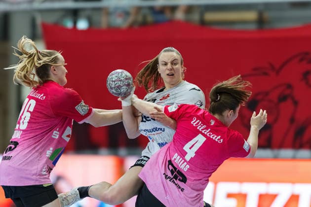 Cara Reuthal (Halle, 26), Jasmina Gierga (Zwickau, 13), Maksi Pallas (Halle, 4), SV Union Halle-Neustadt vs. BSV Sachsen Zwickau, Handball Bundesliga Frauen, Play-Offs 5-11 Spieltag 6, Saison 2025 26, 23.05.2026 Halle SWH Arena Sachsen-Anhalt Deutschland