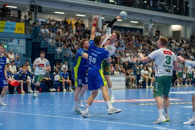 Štěpan Zeman, Kreislaeufer, (VfL Gummersbach 66), Morten Hempel Jensen, Rueckraum, (TSV GWD Minden 9), , VfL Gummersbach vs. TSV GWD Minden, Daikin Handball Bundesliga, Herren , 30. Spieltag, 23.05.2026 Gummersbach NRW Deutschland
