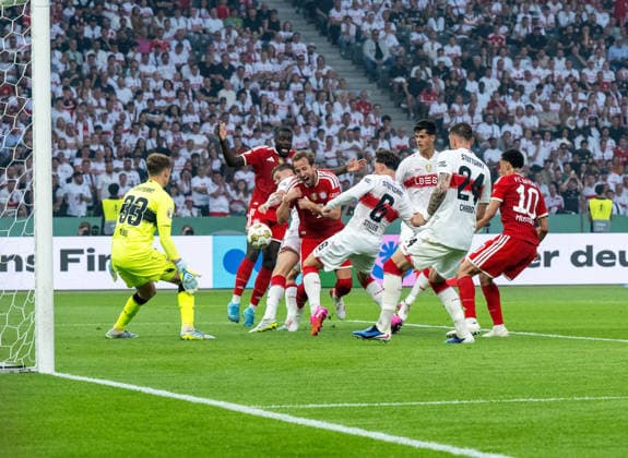 Fußball, Herren, Saison 2025 2026, 83. DFB-Pokal-Finale, FC Bayern München - VfB Stuttgart, v.l. Torhüter Alexander Nübel (Stuttgart), Dayot Upamecano (Bayern München), Ramon Hendriks (Stuttgart), Harry Kane (Bayern München), Angelo Stiller (Stuttgart), Chema Andres (Stuttgart), Jeff Chabot (Stuttgart), Jamal Musiala (Bayern München), 23.05. 2026, Copyright: xMatthiasxKochx