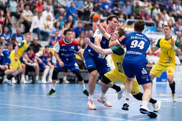 Linus Kutz (VFL Eintracht Hagen, 34), beim Wurf gegen Georg Pohle (HBW Balingen Weilstetten, 94) und Stefan Bauer, (HBW Balingen Weilstetten, 99) , HBW Balingen Weilstetten vs. VFL Eintracht Hagen, Handball, 2. Bundesliga, 33. Spieltag, Saison 2025 2026, 23.05.2026, Eibner-Pressefoto Andreas Ulmer HBW Balingen Weilstetten vs. VFL Eintracht Hagen, Handball, 2. Bundesliga, 33. Spieltag, Saison 2025 2026, 23.05.2026, Balingen Copyright: xEibner-Pressefoto AndreasxUlmerx EP_AUR