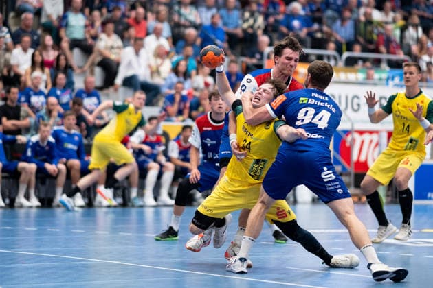 Linus Kutz (VFL Eintracht Hagen, 34), beim Wurf gegen Georg Pohle (HBW Balingen Weilstetten, 94) und Stefan Bauer, (HBW Balingen Weilstetten, 99) , HBW Balingen Weilstetten vs. VFL Eintracht Hagen, Handball, 2. Bundesliga, 33. Spieltag, Saison 2025 2026, 23.05.2026, Eibner-Pressefoto Andreas Ulmer HBW Balingen Weilstetten vs. VFL Eintracht Hagen, Handball, 2. Bundesliga, 33. Spieltag, Saison 2025 2026, 23.05.2026, Balingen Copyright: xEibner-Pressefoto AndreasxUlmerx EP_AUR