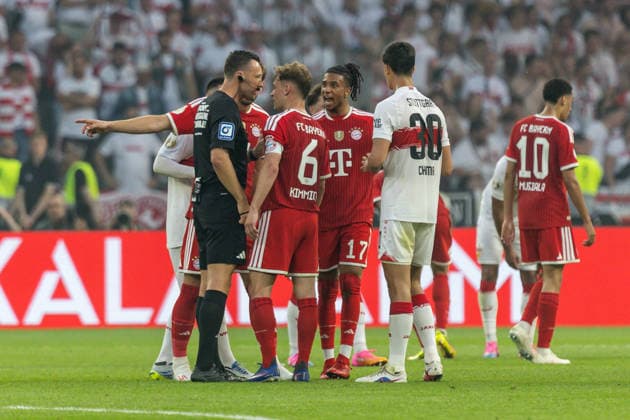 GER, DFB-Pokalfinale, Training und Pressekonferenz, FC Bayern München - VfB Stuttgart. 23.05.2026, Olympiastadion, Olympiastadion, GER, DFB-Pokalfinale, Training und Pressekonferenz, FC Bayern München - VfB Stuttgart. Joshua Kimmich (FC Bayern München 6) und Michael Olise (FC Bayern München 17) diskutieren Sven Jablonski, Schiedsrichter Â