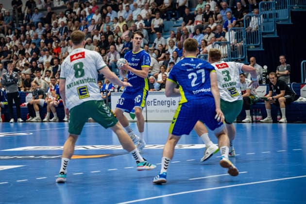 Daikin Handball Bundesliga, VfL Gummersbach - GWD Minden, 23.05.2026 Karolis Antanavicius (GWD Minden 8), Miro Schluroff (VfL Gummersbach, 15), Kristjan Horžen (VfL Gummersbach, 27), Daniel Astrup Pedersen (GWD Minden 3), ; Daikin Handball Bundesliga, VfL Gummersbach - GWD Minden, 23.05.2026 Copyright: xBEAUTIFULxSPORTS Erlhofx