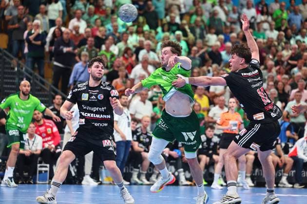 Torwurf von Niklas Theiss (HSG Wetzlar, 09), links: Tobias Buck (HC Erlangen, 39), rechts: Florian Scheerer (HC Erlangen, 10) GER, HSG Wetzlar vs HC Erlangen, Handball, 1. Bundesliga, 32. Spieltag, Spielzeit 2025 2026, 23.05.2026 GER, HSG Wetzlar vs HC Erlangen, Handball, 1. Bundesliga, 32. Spieltag, Spielzeit 2025 2026, 23.05.2026 Wetzlar Copyright: xEibner-Pressefoto RenexWeissx EP_RWS