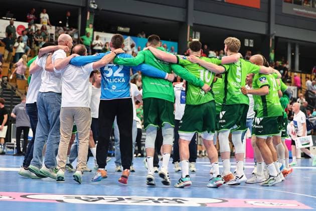 Die Wetzlarer Mannscahft feiert den Sieg gegen Erlangen GER, HSG Wetzlar vs HC Erlangen, Handball, 1. Bundesliga, 32. Spieltag, Spielzeit 2025 2026, 23.05.2026 GER, HSG Wetzlar vs HC Erlangen, Handball, 1. Bundesliga, 32. Spieltag, Spielzeit 2025 2026, 23.05.2026 Wetzlar Copyright: xEibner-Pressefoto RenexWeissx EP_RWS