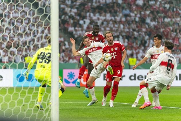 Ramon Hendriks (VfB Stuttgart, 03) klaert vor Harry Kane (FC Bayern Muenchen, 9), GER, FC Bayern Muenchen vs. VfB Stuttgart, Fussball, Herren, DFB-Pokal, Finale, Spielzeit 2025 2026, 23.05.2026 DFL REGULATIONS PROHIBIT ANY USE OF PHOTOGRAPHS AS IMAGE SEQUENCES AND OR QUASI-VIDEO GER, FC Bayern Muenchen vs. VfB Stuttgart, Fussball, Herren, DFB-Pokal, Finale, Spielzeit 2025 2026, 23.05.2026 Berlin Copyright: xEibner-Pressefoto MaxxVincenx EP_MVN