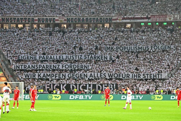 23.05.2026, xsltx, Fussball DFB Pokal Finale, FC Bayern München - VfB Stuttgart v.l. Fans, Stimmung, Schals, Fahnen, Besucher, Commando Cannstatt, Ultras VfB Stuttgart Spruchband, Banner (DFL DFB REGULATIONS PROHIBIT ANY USE OF PHOTOGRAPHS as IMAGE SEQUENCES and or QUASI-VIDEO) Berlin
