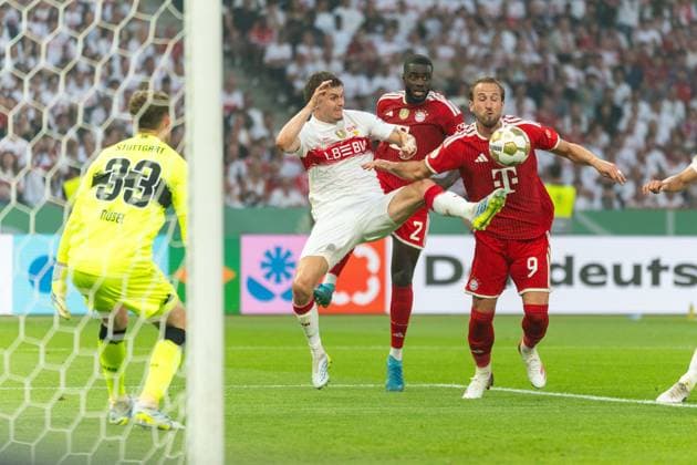 Ramon Hendriks (VfB Stuttgart, 03) klaert den Ball vor Harry Kane (FC Bayern Muenchen, 9), GER, FC Bayern Muenchen vs. VfB Stuttgart, Fussball, Herren, DFB-Pokal, Finale, Spielzeit 2025 2026, 23.05.2026 DFL REGULATIONS PROHIBIT ANY USE OF PHOTOGRAPHS AS IMAGE SEQUENCES AND OR QUASI-VIDEO GER, FC Bayern Muenchen vs. VfB Stuttgart, Fussball, Herren, DFB-Pokal, Finale, Spielzeit 2025 2026, 23.05.2026 Berlin Copyright: xEibner-Pressefoto MaxxVincenx EP_MVN