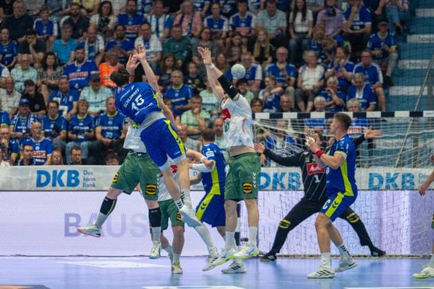 Miro Schluroff, Rueckraum, (VfL Gummersbach 15), Malte Semisch, Torwart, (TSV GWD Minden 1), VfL Gummersbach vs. TSV GWD Minden, Daikin Handball Bundesliga, Herren , 30. Spieltag, 23.05.2026 Gummersbach NRW Deutschland
