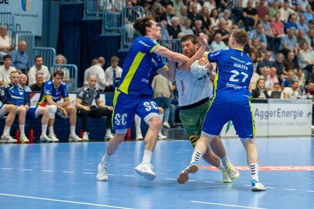 Miro Schluroff, Rueckraum, (VfL Gummersbach 15), Kristjan Horžen, Kreislaeufer, (VfL Gummersbach 27), Malte Donker, Rueckraum, (TSV GWD Minden 39), VfL Gummersbach vs. TSV GWD Minden, Daikin Handball Bundesliga, Herren , 30. Spieltag, 23.05.2026 Gummersbach NRW Deutschland