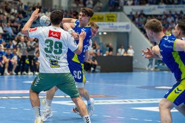 Malte Donker, Rueckraum, (TSV GWD Minden 39), Miro Schluroff, Rueckraum, (VfL Gummersbach 15), VfL Gummersbach vs. TSV GWD Minden, Daikin Handball Bundesliga, Herren , 30. Spieltag, 23.05.2026 Gummersbach NRW Deutschland