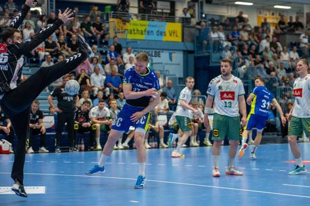 Kristjan Horžen, Kreislaeufer, (VfL Gummersbach 27), Tibor Ivanišević, Torwart, (TSV GWD Minden 16), VfL Gummersbach vs. TSV GWD Minden, Daikin Handball Bundesliga, Herren , 30. Spieltag, 23.05.2026 Gummersbach NRW Deutschland