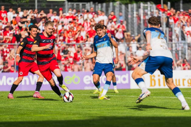 Florian Engelhardt (Viktoria Köln, 08) und Lars Dietz (Viktoria Köln, 02) schauen dem Pass von Enzo Wirtz (Fortuna Koeln, 09) zu der den Ball auf Dejan Galjen (Fortuna Koeln, 24) spielt Fortuna Köln vs. FC Viktoria Köln, Fussball, Landespokal Mittelrhein 2025 26, Finale, Saison 2025 26, 23.05.2026, Fortuna Köln vs. FC Viktoria Köln, Fussball, Landespokal Mittelrhein, Finale, Saison 2025 26, 23.05.2026 Köln Copyright: xEibner-Pressefoto LukasxBaldygax EP_LBA