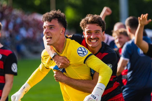 Arne Schulz (Viktoria Köln, 27) und Leonhard Muenst (Viktoria Köln, 05) jubeln nach dem Sieg Fortuna Köln vs. FC Viktoria Köln, Fussball, Landespokal Mittelrhein 2025 26, Finale, Saison 2025 26, 23.05.2026, Fortuna Köln vs. FC Viktoria Köln, Fussball, Landespokal Mittelrhein, Finale, Saison 2025 26, 23.05.2026 Köln Copyright: xEibner-Pressefoto LukasxBaldygax EP_LBA