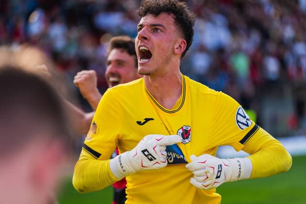 Arne Schulz (Viktoria Köln, 27) und Leonhard Muenst (Viktoria Köln, 05) jubeln nach dem Sieg, Arne Schulz (Viktoria Köln, 27) Deutet aufs Logo Fortuna Köln vs. FC Viktoria Köln, Fussball, Landespokal Mittelrhein 2025 26, Finale, Saison 2025 26, 23.05.2026, Fortuna Köln vs. FC Viktoria Köln, Fussball, Landespokal Mittelrhein, Finale, Saison 2025 26, 23.05.2026 Köln Copyright: xEibner-Pressefoto LukasxBaldygax EP_LBA