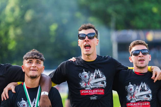 Samuele Carella (Viktoria Köln, 38), Arne Schulz (Viktoria Köln, 27), Marco Pledl (Viktoria Köln, 17) mit Pokalsieger Shirts und Derbysieger Brille am singen Fortuna Köln vs. FC Viktoria Köln, Fussball, Landespokal Mittelrhein 2025 26, Finale, Saison 2025 26, 23.05.2026, Fortuna Köln vs. FC Viktoria Köln, Fussball, Landespokal Mittelrhein, Finale, Saison 2025 26, 23.05.2026 Köln Copyright: xEibner-Pressefoto LukasxBaldygax EP_LBA