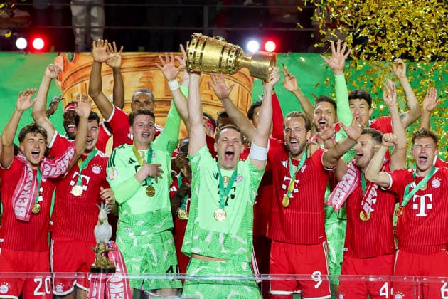 Torhueter Manuel Neuer (FC Bayern Muenchen) jubelt im Rahmen der Siegerehrung mit dem DFB-Pokal in der Hand, DFB Cup Final 2026, FC Bayern München v VfB Stuttgart, Olympiastadion am 23. May 2026 in Berlin, Deutschland. (Foto von Marco Steinbrenner DeFodi Images) Torhueter Manuel Neuer (FC Bayern Muenchen) cheers during the medal ceremony, holding the DFB Cup, DFB Cup Final 2026, FC Bayern München v VfB Stuttgart, Olympiastadion, May 23, 2026 in Berlin, Germany. (Photo by Marco Steinbrenner DeFodi Images) -