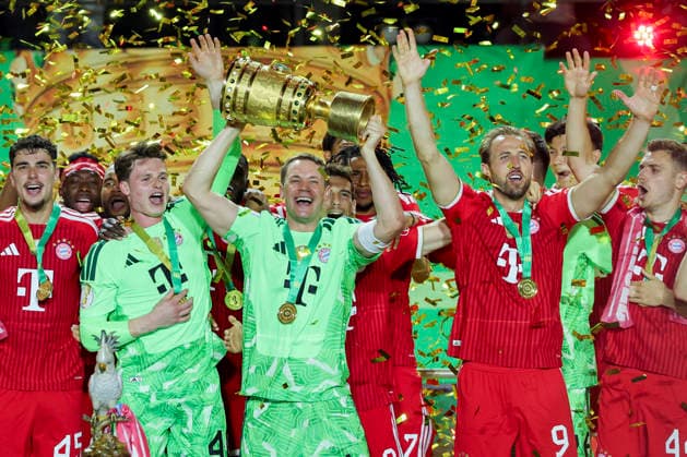 Aleksandar Pavlovic (FC Bayern München), Torhueter Jonas Urbig (FC Bayern Muenchen), Torhueter Manuel Neuer (FC Bayern Muenchen), Harry Kane (FC Bayern Muenchen) und Josip Stanisic (FC Bayern Muenchen) jubeln mit dem DFB-Pokal, DFB Cup Final 2026, FC Bayern München v VfB Stuttgart, Olympiastadion am 23. May 2026 in Berlin, Deutschland. (Foto von Marco Steinbrenner DeFodi Images) Aleksandar Pavlovic (FC Bayern München), Torhueter Jonas Urbig (FC Bayern Muenchen), Torhueter Manuel Neuer (FC Bayern Muenchen), Harry Kane (FC Bayern Muenchen) und Josip Stanisic (FC Bayern Muenchen) cheering on the DFB Cup, DFB Cup Final 2026, FC Bayern München v VfB Stuttgart, Olympiastadion, May 23, 2026 in Berlin, Germany. (Photo by Marco Steinbrenner DeFodi Images) -