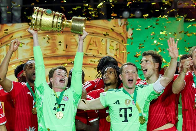 Torhueter Jonas Urbig (FC Bayern Muenchen) und Torhueter Manuel Neuer (FC Bayern Muenchen) jubeln mit dem DFB-Pokal, DFB Cup Final 2026, FC Bayern München v VfB Stuttgart, Olympiastadion am 23. May 2026 in Berlin, Deutschland. (Foto von Marco Steinbrenner DeFodi Images) Torhueter Jonas Urbig (FC Bayern Muenchen) und Torhueter Manuel Neuer (FC Bayern Muenchen) cheering on the DFB Cup, DFB Cup Final 2026, FC Bayern München v VfB Stuttgart, Olympiastadion, May 23, 2026 in Berlin, Germany. (Photo by Marco Steinbrenner DeFodi Images) -