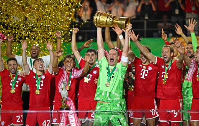 23.05.2026, Fussball DFB-Pokal 2025 2026, Finale, FC Bayern München - VfB Stuttgart, im Olympiastadion Berlin. v.l. Raphael Guerreiro (FC Bayern München), Trainer Vincent Kompany (FC Bayern München), Lennart Karl (FC Bayern München), Tom Bischof (Bayern München), Aleksandar Pavlovic (Bayern München) , Torwart Manuel Neuer (FC Bayern München), Leon Goretzka (FC Bayern München), Harry Kane (FC Bayern München) und Torwart Sven Ulreich (FC Bayern München)