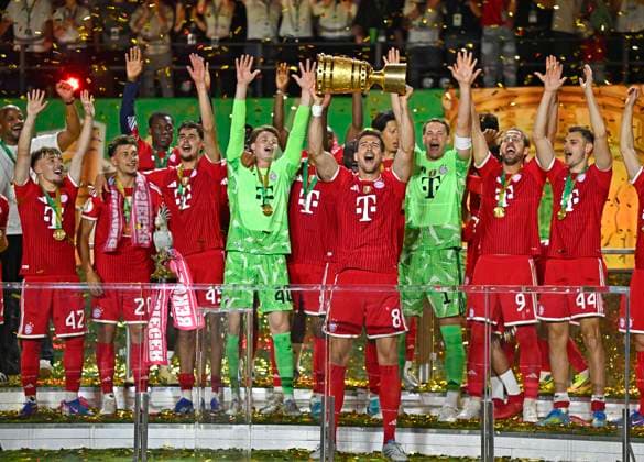 23.05.2026, Fussball DFB-Pokal 2025 2026, Finale, FC Bayern München - VfB Stuttgart, im Olympiastadion Berlin. v.l. Trainer Vincent Kompany (FC Bayern München), Lennart Karl (FC Bayern München), Tom Bischof (Bayern München), Aleksandar Pavlovic (Bayern München) , Torwart Jonas Urbig (FC Bayern München), Leon Goretzka (FC Bayern München), Torwart Manuel Neuer (FC Bayern München), Harry Kane (FC Bayern München), und Josip Stanisic (Bayern München)