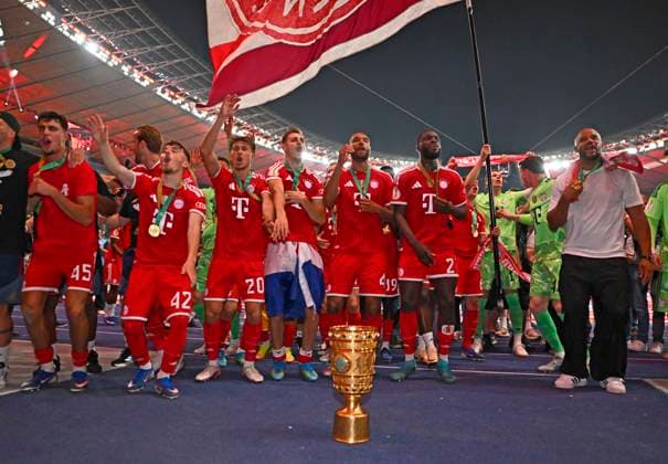 23.05.2026, Fussball DFB-Pokal 2025 2026, Finale, FC Bayern München - VfB Stuttgart, im Olympiastadion Berlin. Die Bayern feiern v.l. Aleksandar Pavlovic (Bayern München) , Harry Kane (FC Bayern München), Lennart Karl (FC Bayern München), Tom Bischof (Bayern München), Josip Stanisic (Bayern München), Jonathan Tah (FC Bayern München), Dayot Upamecano (FC Bayern München), Torwart Jonas Urbig (FC Bayern München), und Trainer Vincent Kompany (FC Bayern München)