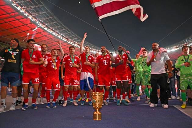 23.05.2026, Fussball DFB-Pokal 2025 2026, Finale, FC Bayern München - VfB Stuttgart, im Olympiastadion Berlin. Die Bayern feiern v.l. Aleksandar Pavlovic (Bayern München) , Harry Kane (FC Bayern München), Lennart Karl (FC Bayern München), Tom Bischof (Bayern München), Josip Stanisic (Bayern München), Jonathan Tah (FC Bayern München), Dayot Upamecano (FC Bayern München), Torwart Jonas Urbig (FC Bayern München), und Trainer Vincent Kompany (FC Bayern München)