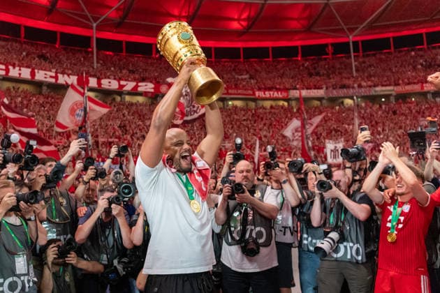 Vincent Kompany (FC Bayern Muenchen, Cheftrainer, Trainer) feiert den Sieg mit dem Pokal. GER, FC Bayern Muenchen vs. VfB Stuttgart, Fussball, Herren, DFB-Pokal, Finale, Spielzeit 2025 2026, 23.05.2026, DFL DFB REGULATIONS PROHIBIT ANY USE OF PHOTOGRAPHS AS IMAGE SEQUENCES AND OR QUASI-VIDEO, GER, FC Bayern Muenchen vs. VfB Stuttgart, Fussball, Herren, DFB-Pokal, Finale, Spielzeit 2025 2026, 23.05.2026 Berlin Copyright: xEibner-Pressefoto WolfgangxFrankx EP_WFK