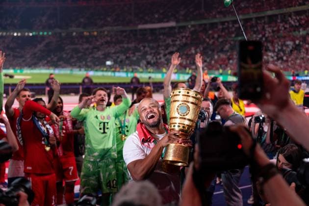 Vincent Kompany (FC Bayern Muenchen, Trainer) jubelt feiert mit dem Pokal den Sieg umringt von Kameras, GER, FC Bayern Muenchen vs. VfB Stuttgart, Fussball, Herren, DFB-Pokal, Finale, Spielzeit 2025 2026, 23.05.2026 DFL REGULATIONS PROHIBIT ANY USE OF PHOTOGRAPHS AS IMAGE SEQUENCES AND OR QUASI-VIDEO GER, FC Bayern Muenchen vs. VfB Stuttgart, Fussball, Herren, DFB-Pokal, Finale, Spielzeit 2025 2026, 23.05.2026 Berlin Copyright: xEibner-Pressefoto MaxxVincenx EP_MVN