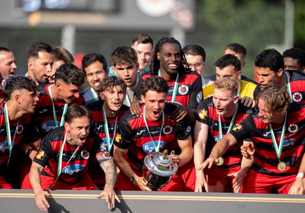 Mit dem Pokal in der Hand. Die Mannschaft von Viktoria Köln feiert den Sieg, Pokalübergabe, Siegerehrung, jubel nach dem Schlusspfiff, Sieg, Sieger, Gewinner, jubelt, jubeln, Freude, optimistisch, Action, Aktion SC Fortuna Köln vs. Viktoria Köln 23.05.2026 Fussball, Bitburger-Pokalfinale 2026, GER, Sportpark Höhenberg, Köln Copyright: HMBxMedia xMarcoxBader