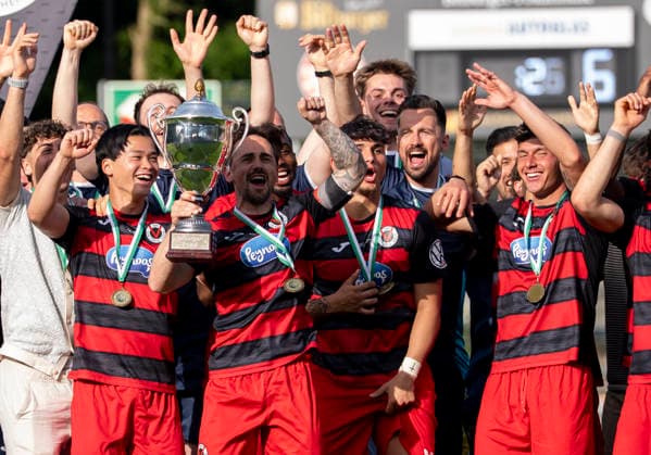 Mit dem Pokal in der Hand. Die Mannschaft von Viktoria Köln feiert den Sieg, Pokalübergabe, Siegerehrung, jubel nach dem Schlusspfiff, Sieg, Sieger, Gewinner, jubelt, jubeln, Freude, optimistisch, Action, Aktion SC Fortuna Köln vs. Viktoria Köln 23.05.2026 Fussball, Bitburger-Pokalfinale 2026, GER, Sportpark Höhenberg, Köln Copyright: HMBxMedia xMarcoxBader