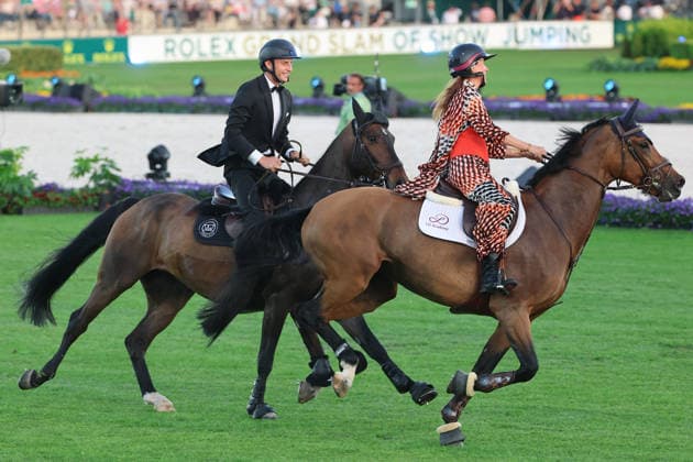 Richard Vogel und Luciana Diniz im Tempo gemeinsam in Bond-Stunt-Feeling über die Hindernisse, Konzert Pferd & Sinfonie, Rahmenprogramm, Motto des Abends: James Bond, Weltfest des Pferdesports, World Equestrian Festival, TSCHIO Aachen 2026, TSCHIO statt CHIO 2026, Aachener Soers, 22. bis 24. Mai 2026, Reitsport, 23.05.2026, Aachen Aachener Soers Deutschland